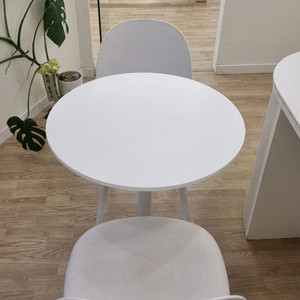 화이트 원형테이블 , 아이보리 의자 2개