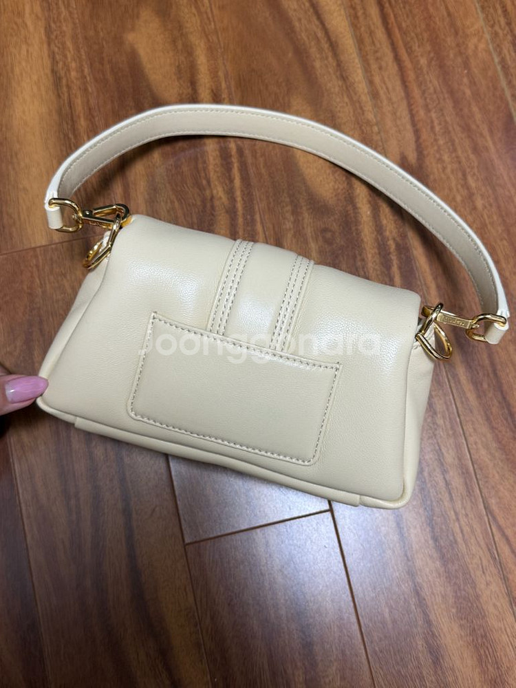 자크뮈스 르 밤비노 아이보리 숄더백--1