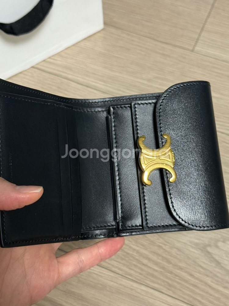 셀린느 스몰 월렛 트리옹프 샤이니 카프스킨 블랙 지갑--1
