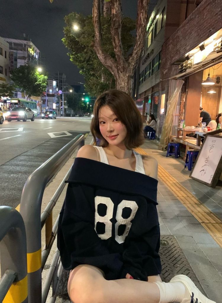 (새상품)소버샵 오프숄더 맨투맨 이미지