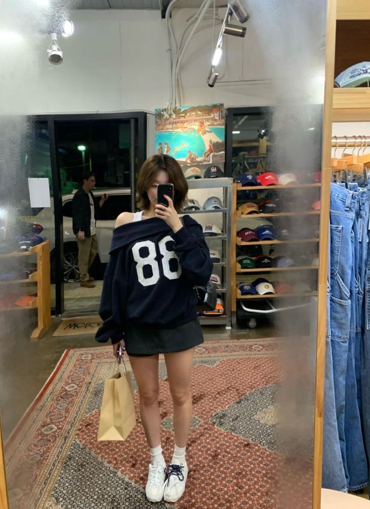 (새상품)소버샵 오프숄더 맨투맨 이미지