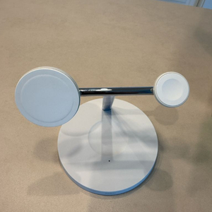 벨킨 3-in-1 무선 충전기 스탠드입니다