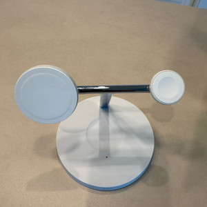 벨킨 3-in-1 무선 충전기 스탠드입니다