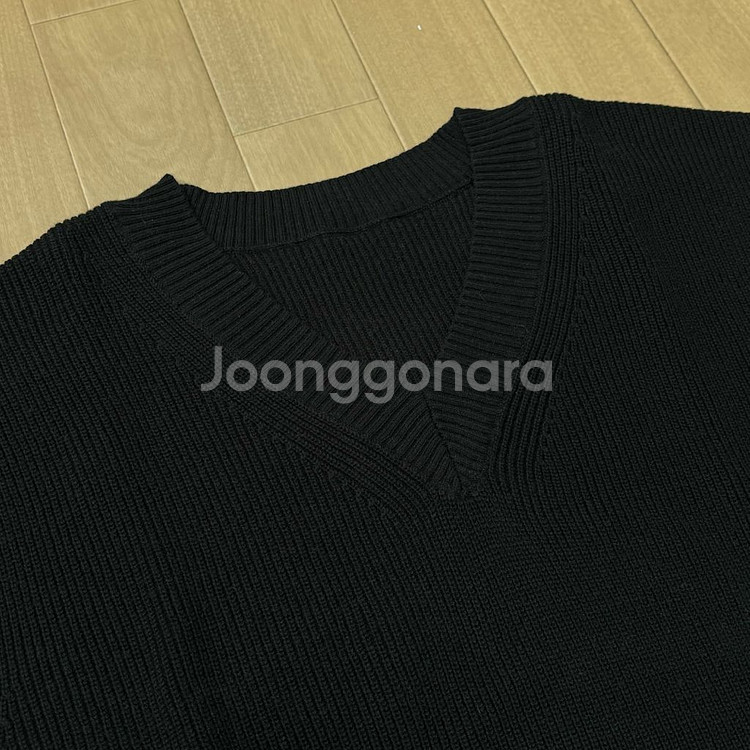 무인양품 형태가 유지되는 V넥 베스트--1