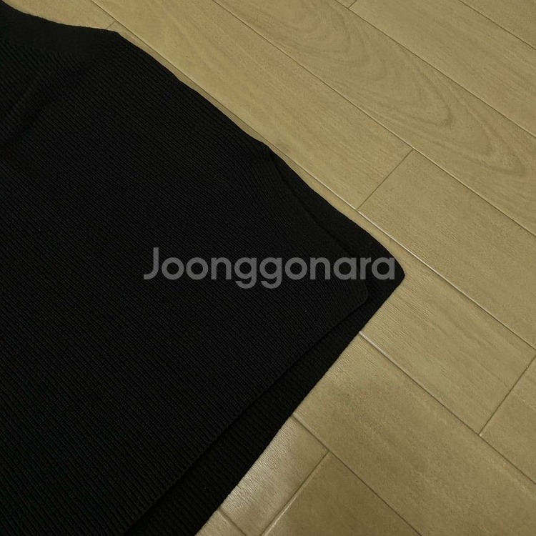 무인양품 형태가 유지되는 V넥 베스트--3