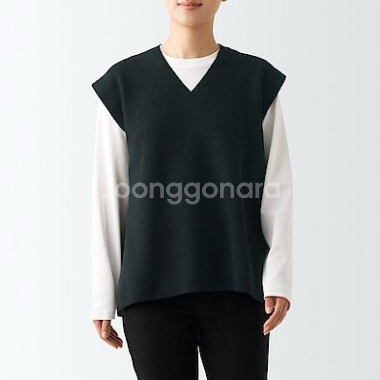 무인양품 형태가 유지되는 V넥 베스트--5