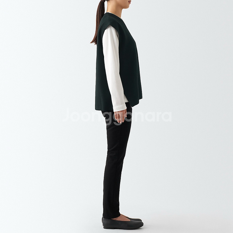 무인양품 형태가 유지되는 V넥 베스트--6