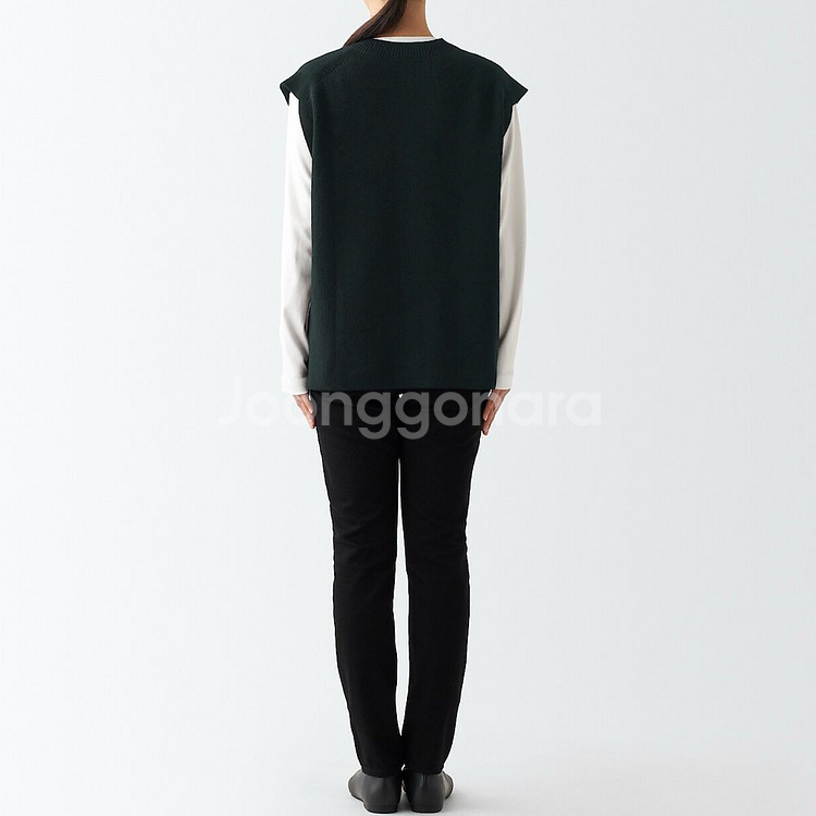 무인양품 형태가 유지되는 V넥 베스트--7