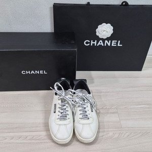 샤넬 카프스킨 로고 화이트운동화스니커즈36.5(235)