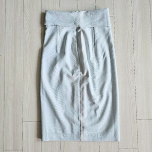 백리본 미디 스커트 새 상품 싸게 팔아요.