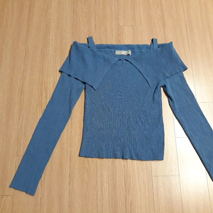 에잇세컨즈 니트 오프숄더 긴팔 90(M)