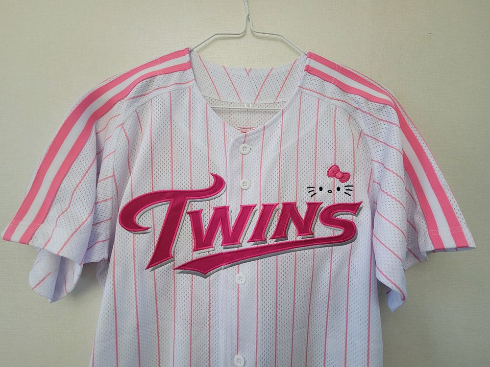 <새상품>LG트윈스 핑크유니폼 헬로키티 100 박용택--1
