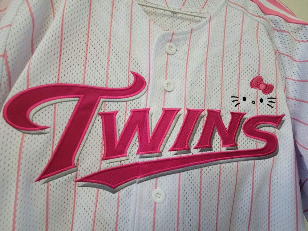 <새상품>LG트윈스 핑크유니폼 헬로키티 100 박용택--2
