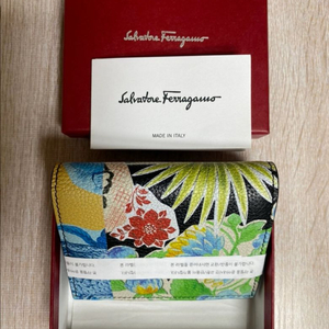 페라가모 프린팅 여성 반지갑