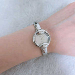 구찌 정품 1400L 화이트 뱅글형 깔끔 명품시계 특가