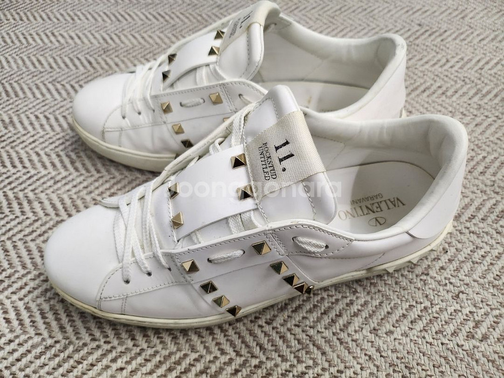 275발렌티노 언타이틀 골드 스터드 화이트스니커즈--0