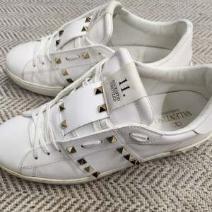 275발렌티노 언타이틀 골드 스터드 화이트스니커즈