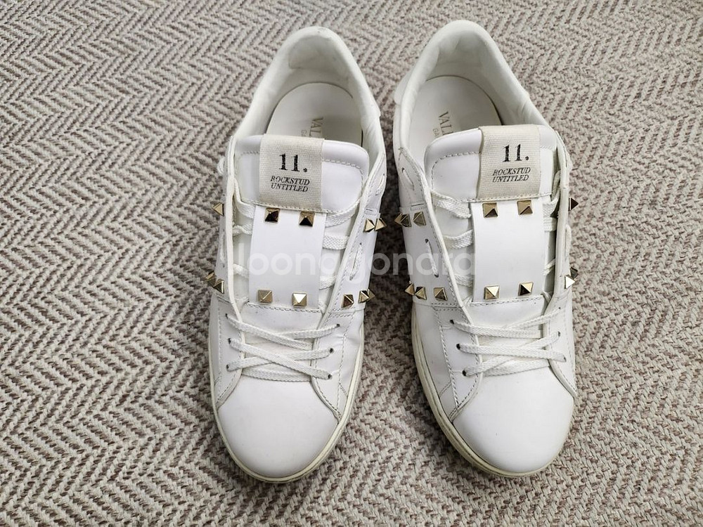 275발렌티노 언타이틀 골드 스터드 화이트스니커즈--4
