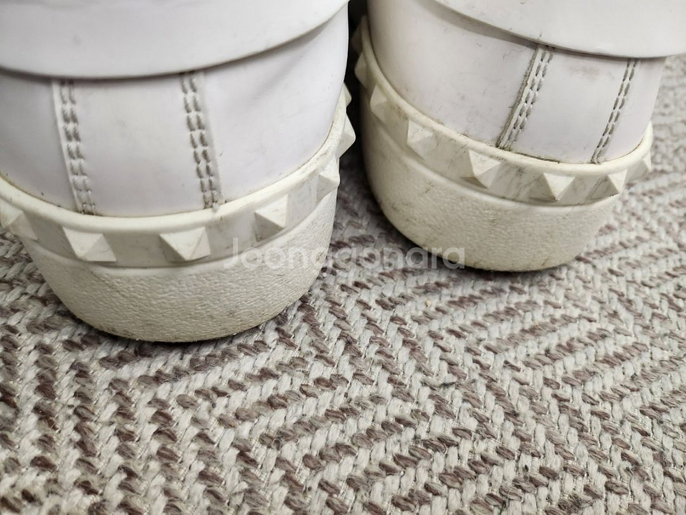 275발렌티노 언타이틀 골드 스터드 화이트스니커즈--3