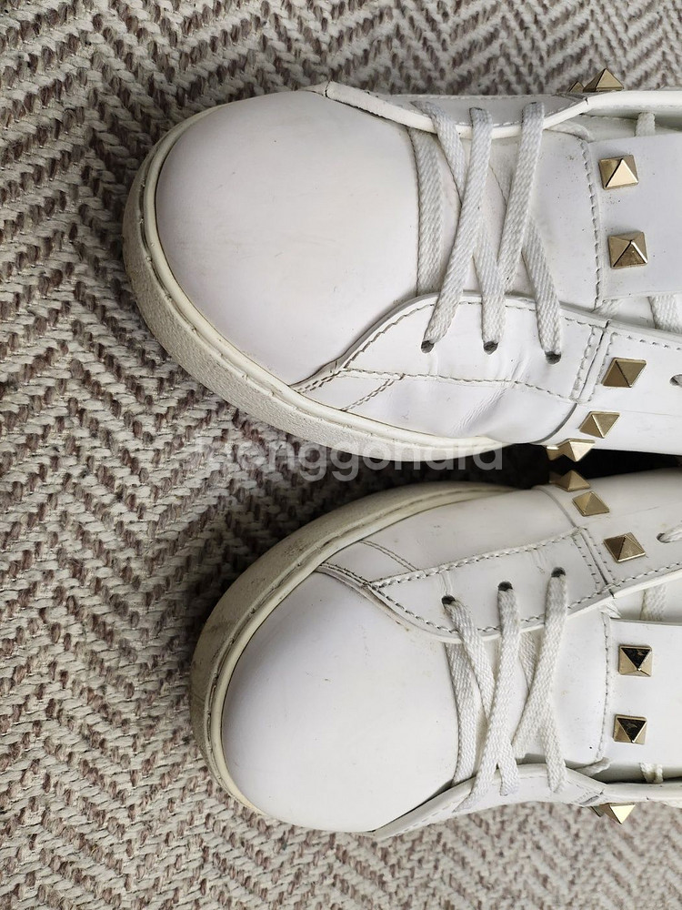 275발렌티노 언타이틀 골드 스터드 화이트스니커즈--2