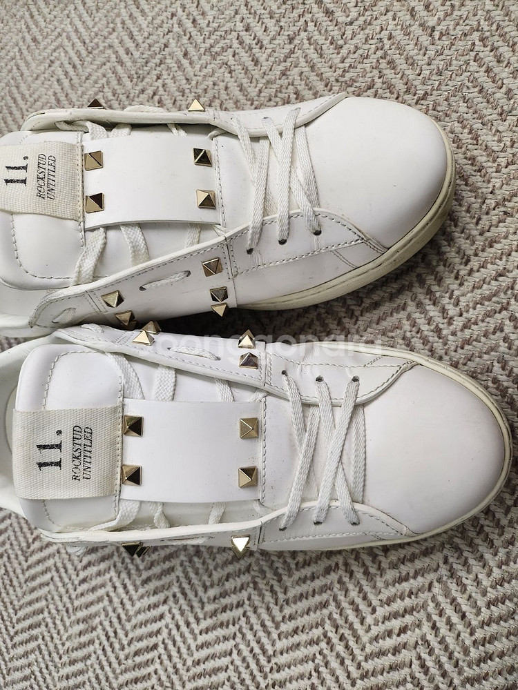 275발렌티노 언타이틀 골드 스터드 화이트스니커즈--1