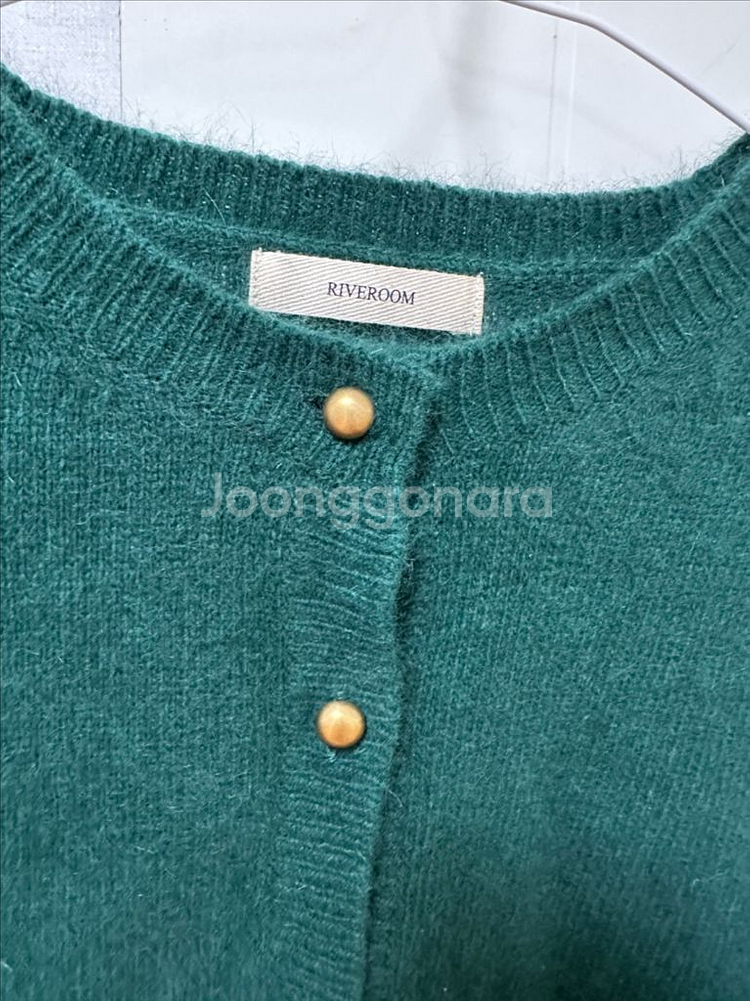 안나앤블루 부드러운 가디건 금장단추 고급미--4