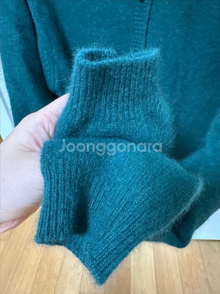 안나앤블루 부드러운 가디건 금장단추 고급미--6