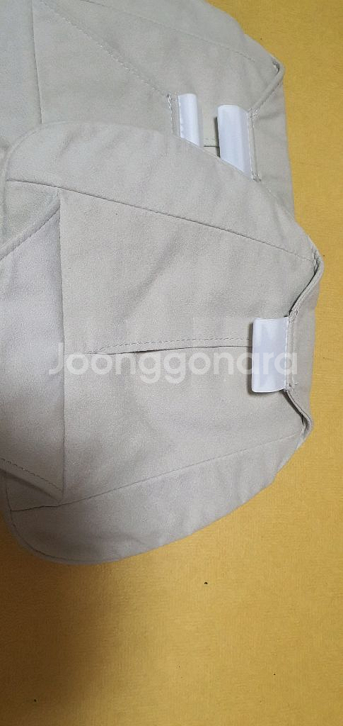 제네시스 G90 뒷자석 목베게 입니다--2