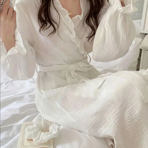 화이트 롱 가운