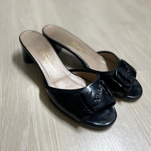 페레가모 페이던트 블랙슬리퍼 입니다