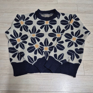 꽃무늬 네이비니트