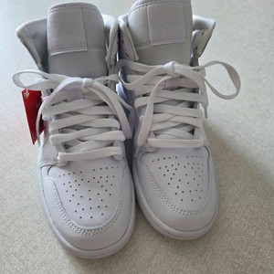 에어조던1 미드 트리플화이트