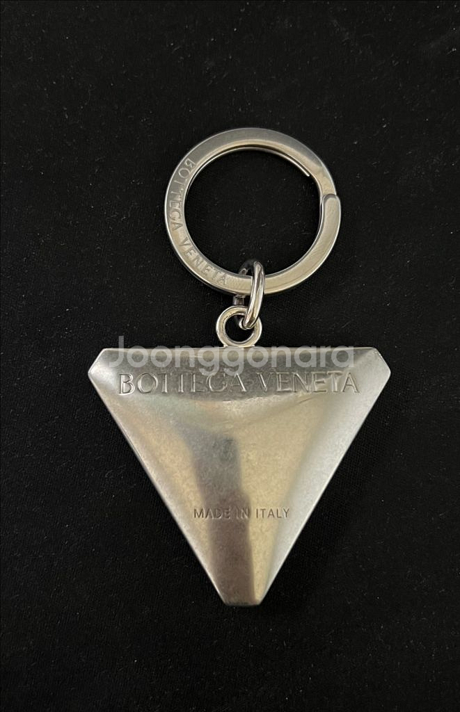 보테가베네타 트라이앵글 메탈 참장식 겸 키링 팝니다--0