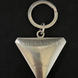 보테가베네타 트라이앵글 메탈 참장식 겸 키링 팝니다