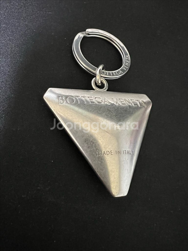 보테가베네타 트라이앵글 메탈 참장식 겸 키링 팝니다--1