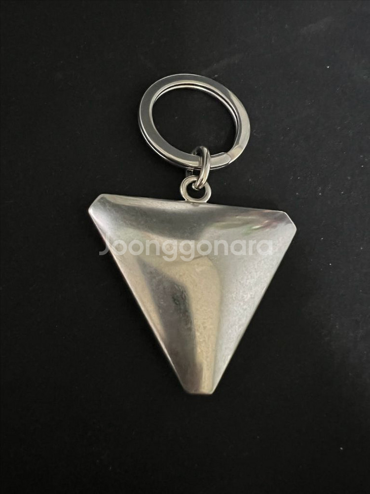 보테가베네타 트라이앵글 메탈 참장식 겸 키링 팝니다--2