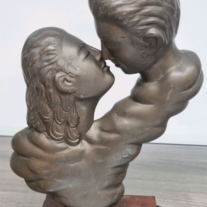 남 여 브론즈. 한점. 판매합니다. 재질은. 동