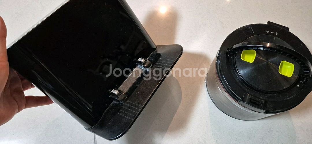 엘지 R9로봇청소기용 충전거치대*먼지통팝니다--1
