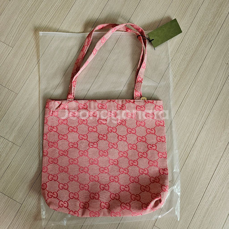 구찌 뷰티 기프트 GG 인터로킹 로고 에코백 숄더백--1