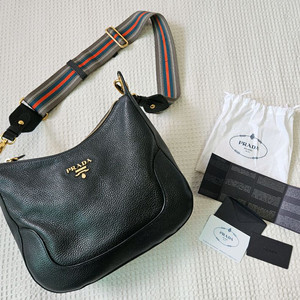프라다 비텔로 다이노 블랙 가죽 숄더백 1BC052