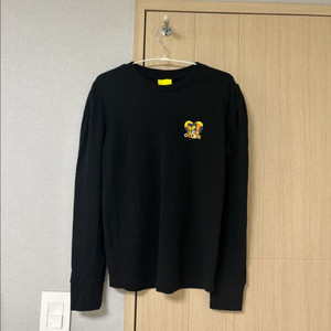 럭키슈에뜨 블랙 퍼프 프릴 티셔츠