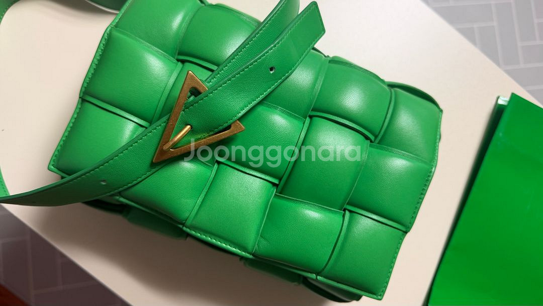 보테가베네타 패딩 카세트백 (정품)--0