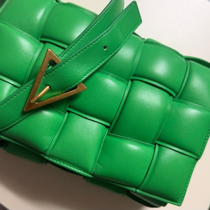 보테가베네타 패딩 카세트백 (정품)