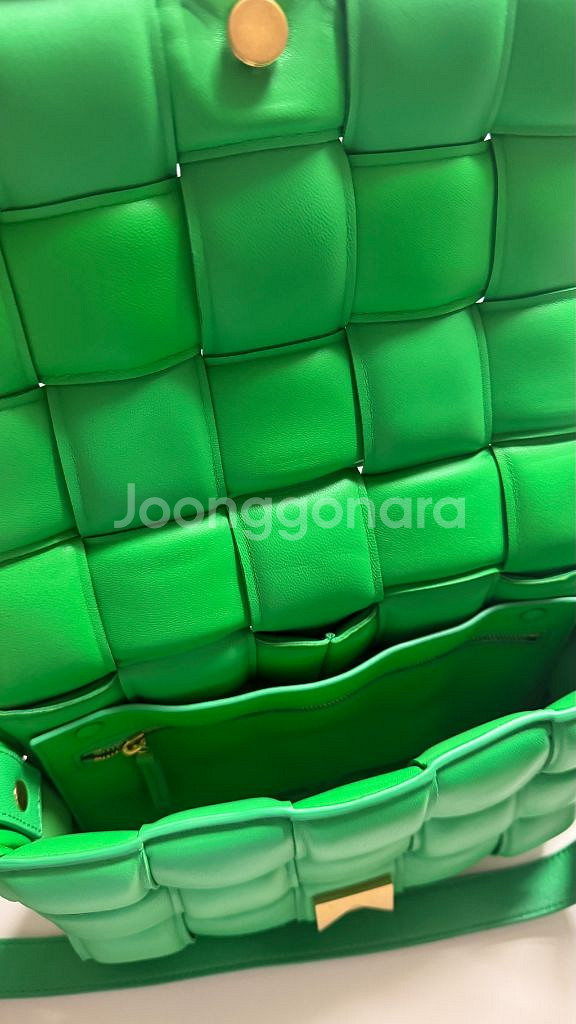 보테가베네타 패딩 카세트백 (정품)--4