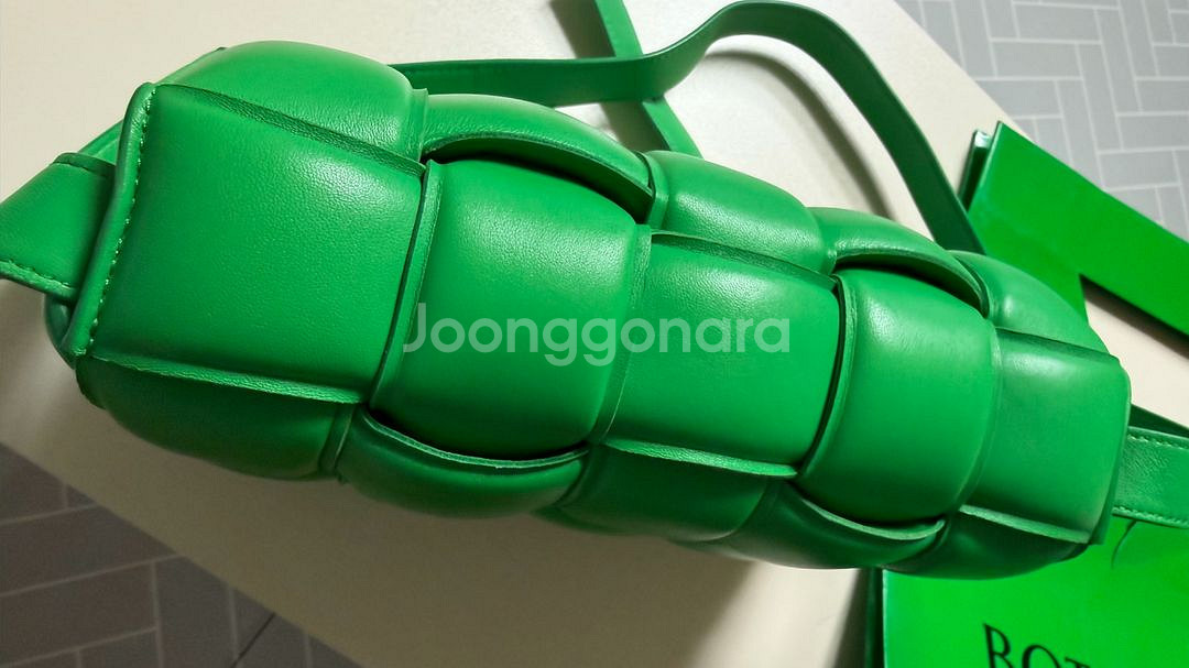 보테가베네타 패딩 카세트백 (정품)--3