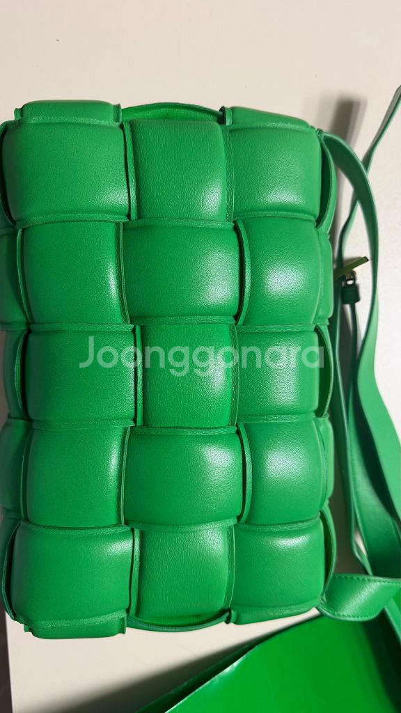 보테가베네타 패딩 카세트백 (정품)--2