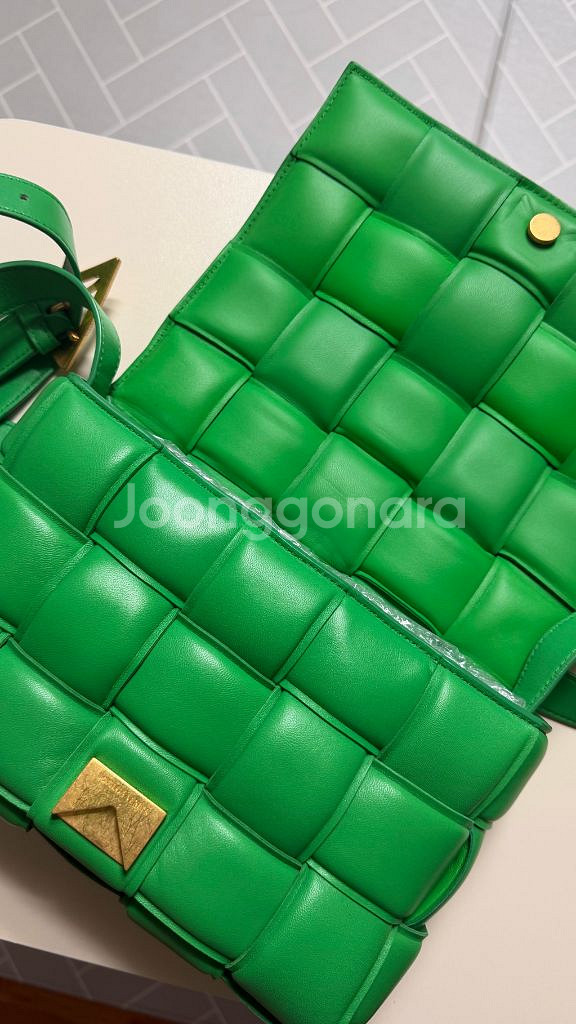 보테가베네타 패딩 카세트백 (정품)--1