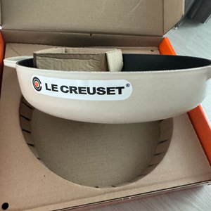 르크루제 에브리데이팬 신상컬러 브리오슈 새제품