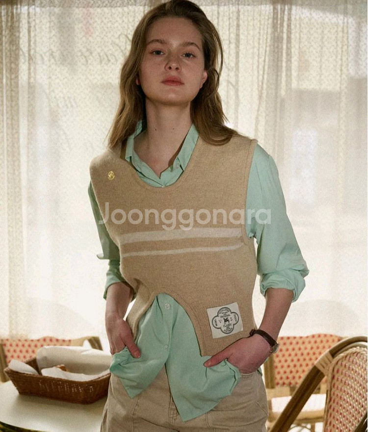 바이탈싸인 컷아웃 니트 베스트--4