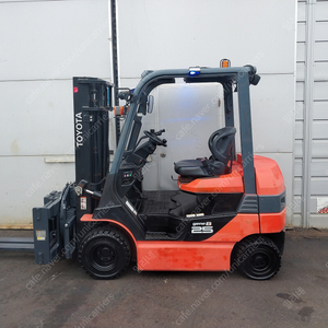 도요타 전동지게차 2.5톤 자동발 장착 2018년